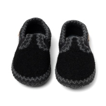 Living Kitzbühel Slippers T-Model with Crochet Decoration Black Toddlers/Children